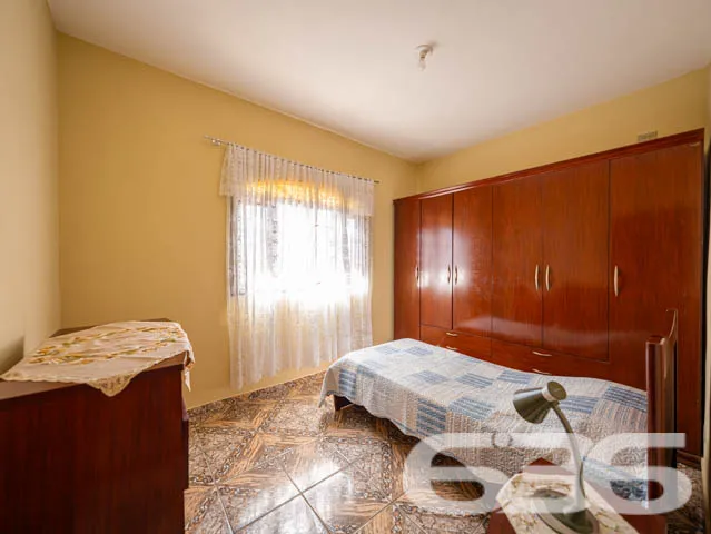 Casa Espaçosa com Potencial Comercial no Iririú, J