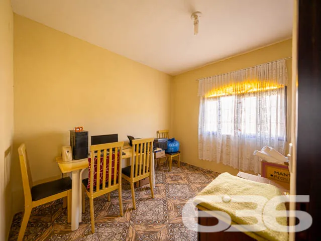 Casa Espaçosa com Potencial Comercial no Iririú, J