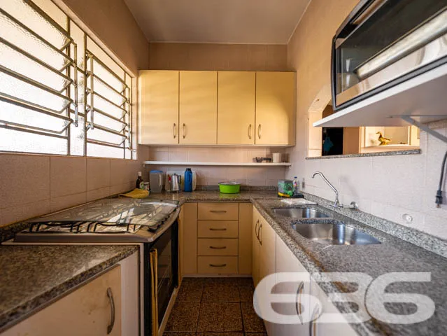 Casa Espaçosa com Potencial Comercial no Iririú, J