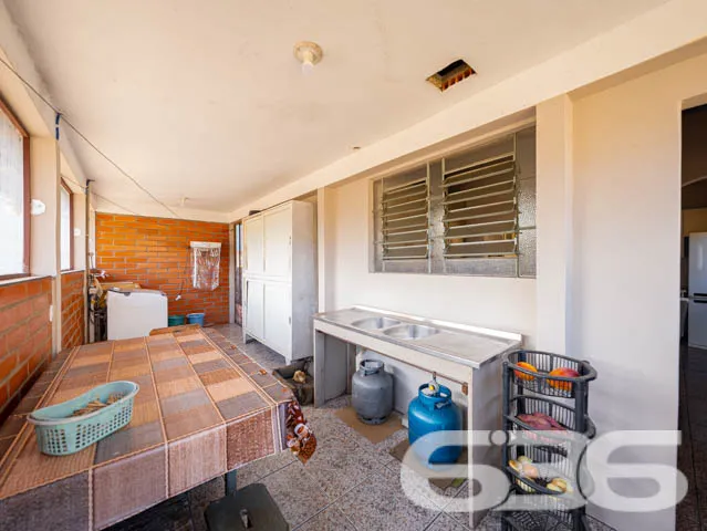 Casa Espaçosa com Potencial Comercial no Iririú, J