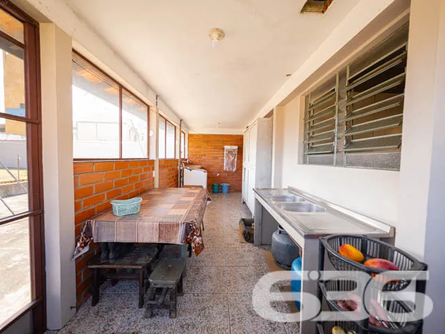 Casa Espaçosa com Potencial Comercial no Iririú, J