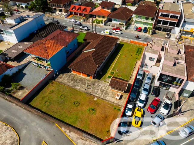 Casa Espaçosa com Potencial Comercial no Iririú, J