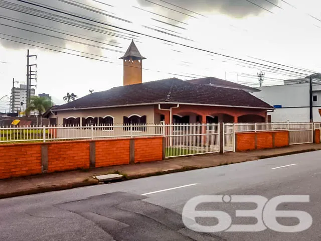 Casa Espaçosa com Potencial Comercial no Iririú, J