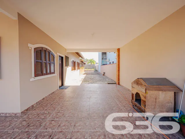 Casa Espaçosa com Potencial Comercial no Iririú, J