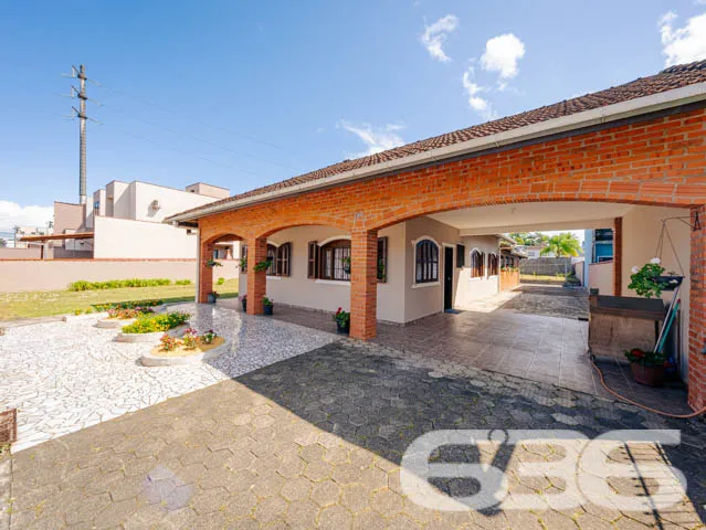 Casa Espaçosa com Potencial Comercial no Iririú, J