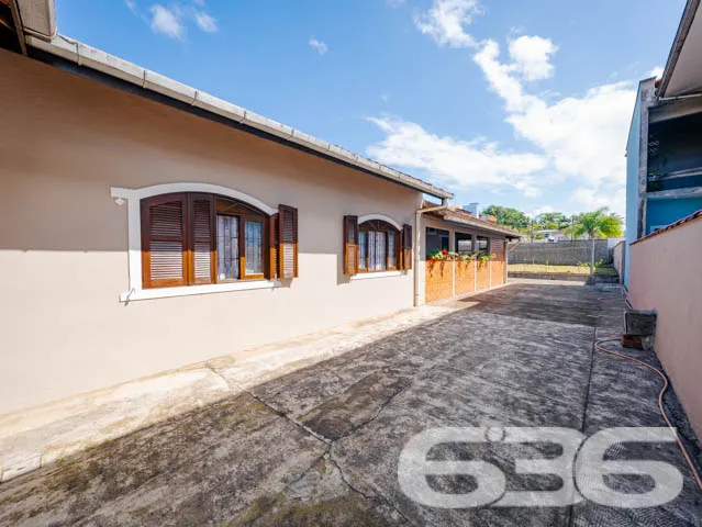 Casa Espaçosa com Potencial Comercial no Iririú, J