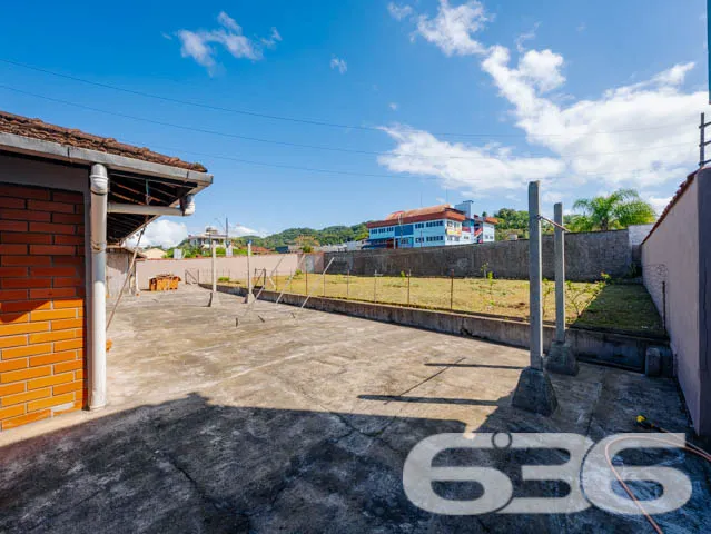 Casa Espaçosa com Potencial Comercial no Iririú, J