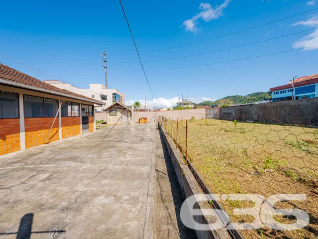 Casa Espaçosa com Potencial Comercial no Iririú, J