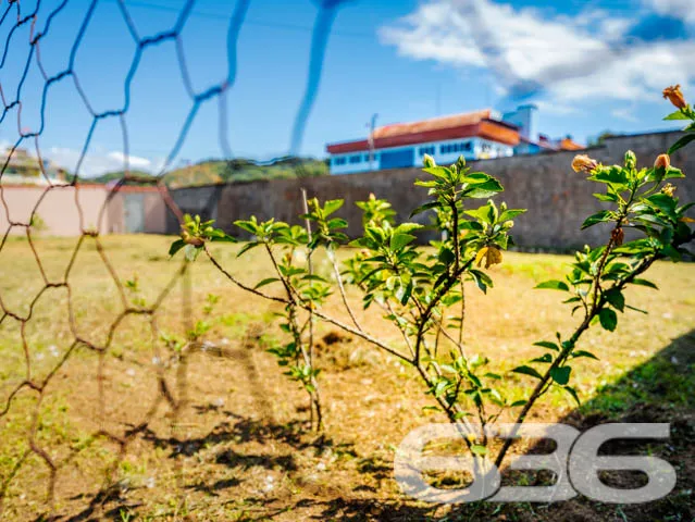 Casa Espaçosa com Potencial Comercial no Iririú, J