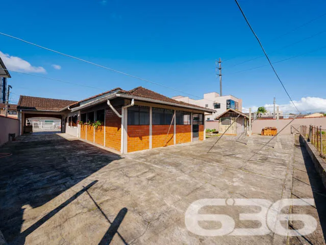 Casa Espaçosa com Potencial Comercial no Iririú, J