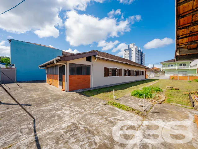 Casa Espaçosa com Potencial Comercial no Iririú, J