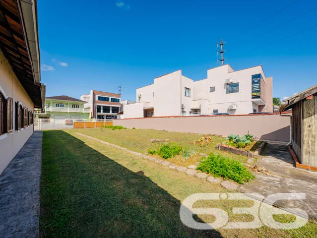 Casa Espaçosa com Potencial Comercial no Iririú, J