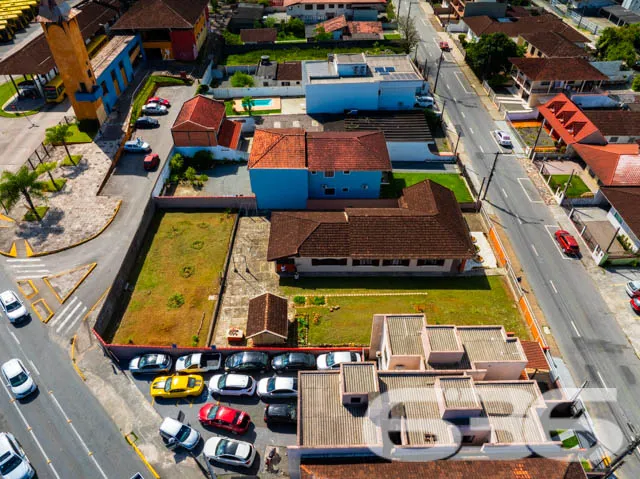 Casa Espaçosa com Potencial Comercial no Iririú, J