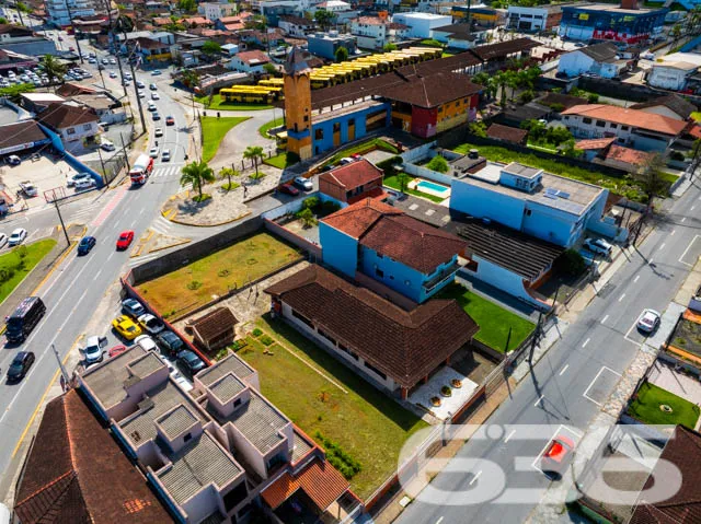 Casa Espaçosa com Potencial Comercial no Iririú, J