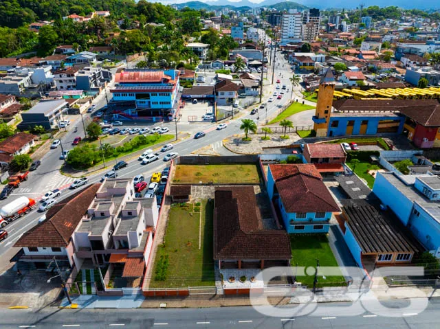 Casa Espaçosa com Potencial Comercial no Iririú, J