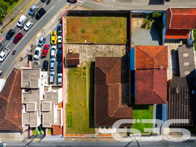 Casa Espaçosa com Potencial Comercial no Iririú, J