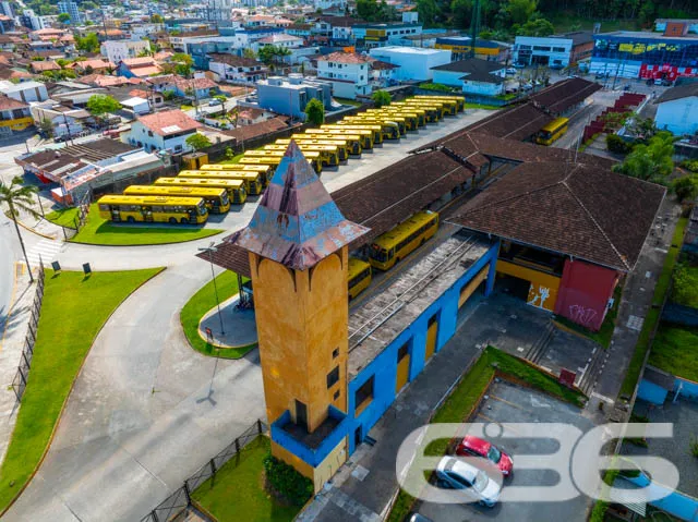 Casa Espaçosa com Potencial Comercial no Iririú, J
