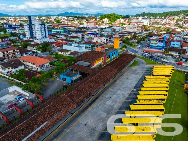 Casa Espaçosa com Potencial Comercial no Iririú, J