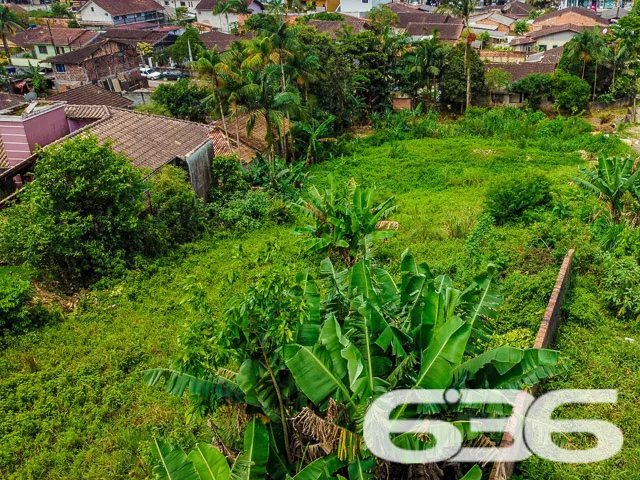 TERRENO DE ESQUINA NO BAIRRO BOEHMERWALD, PERFEITO