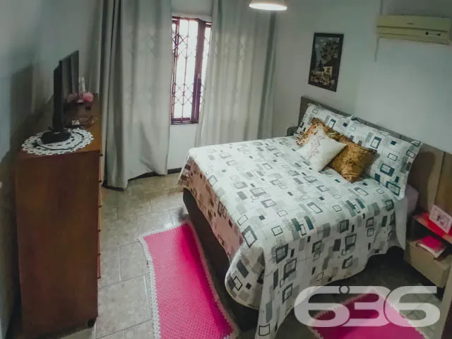 CASA COM 2 QUARTOS E 1 SUĂTE, NO BAIRRO BOEHMERWAL