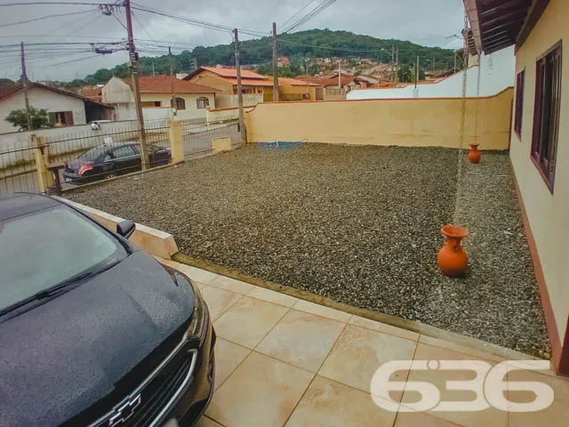 CASA COM 2 QUARTOS E 1 SUĂTE, NO BAIRRO BOEHMERWAL
