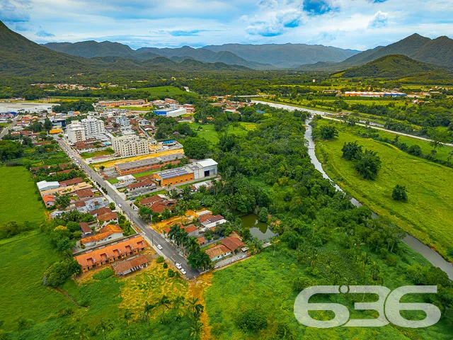 TERRENO AMPLO COM DUAS RESIDÊNCIAS NO CENTRO DE PI