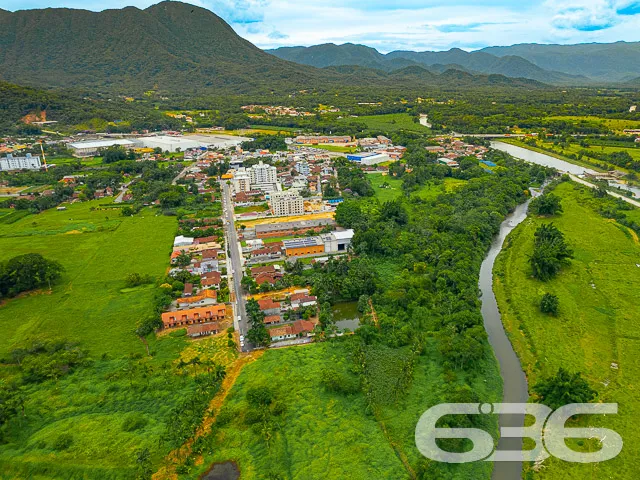 TERRENO AMPLO COM DUAS RESIDÊNCIAS NO CENTRO DE PI