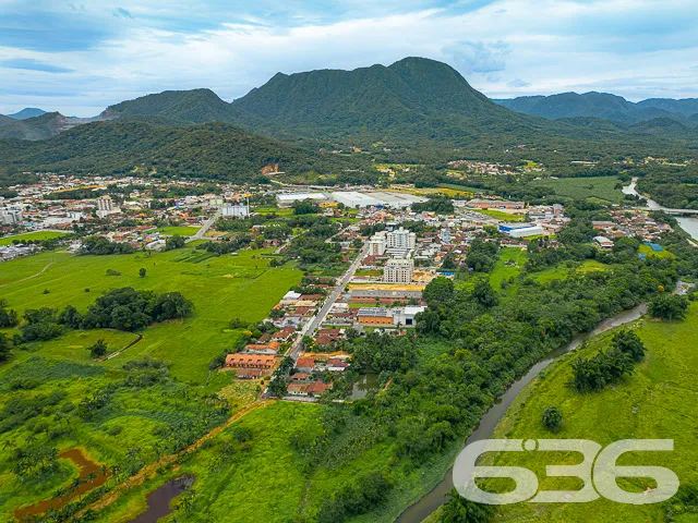 TERRENO AMPLO COM DUAS RESIDÊNCIAS NO CENTRO DE PI