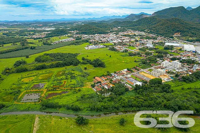 TERRENO AMPLO COM DUAS RESIDÊNCIAS NO CENTRO DE PI