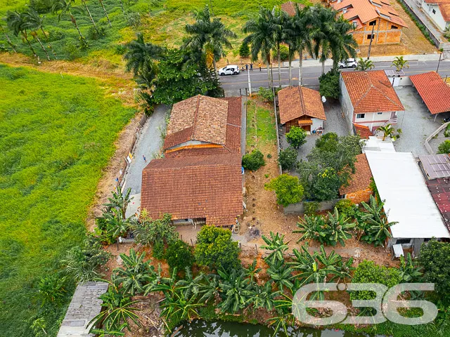 TERRENO AMPLO COM DUAS RESIDÊNCIAS NO CENTRO DE PI
