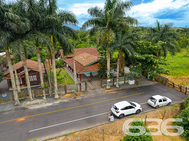 TERRENO AMPLO COM DUAS RESIDÊNCIAS NO CENTRO DE PI