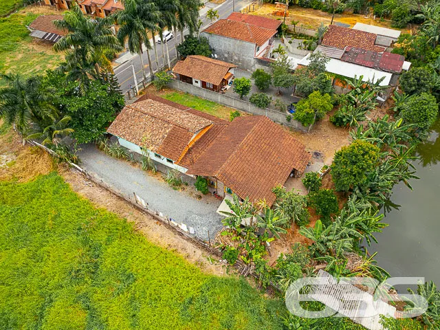 TERRENO AMPLO COM DUAS RESIDÊNCIAS NO CENTRO DE PI