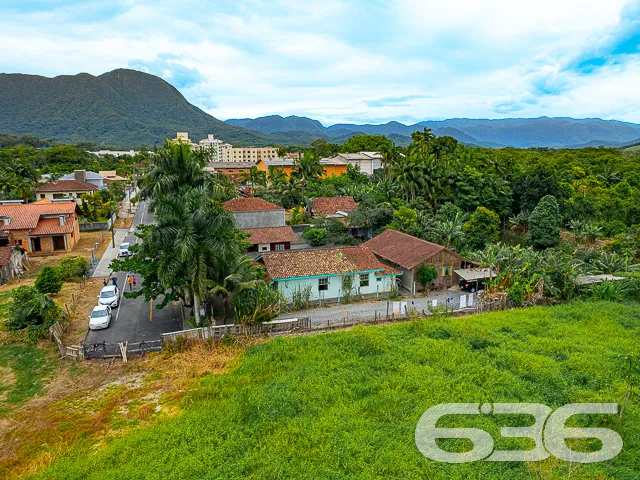 TERRENO AMPLO COM DUAS RESIDÊNCIAS NO CENTRO DE PI