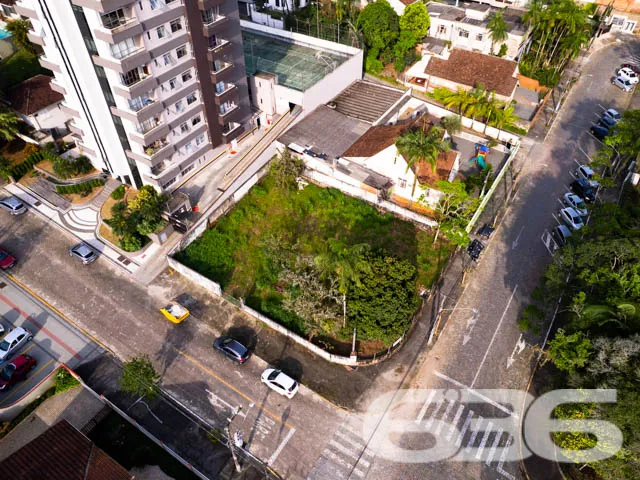 VENDE-SE TERRENO DE ESQUINA NO CENTRO- ESTUDA PERM