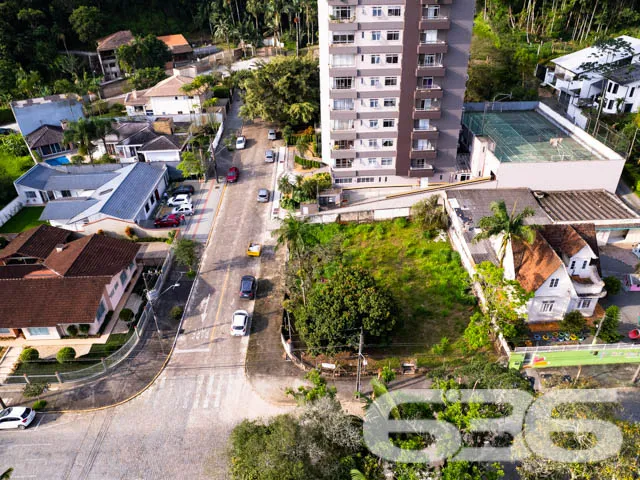 VENDE-SE TERRENO DE ESQUINA NO CENTRO- ESTUDA PERM