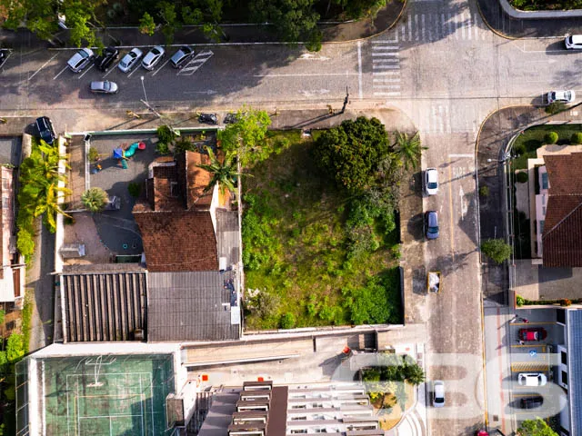 VENDE-SE TERRENO DE ESQUINA NO CENTRO- ESTUDA PERM