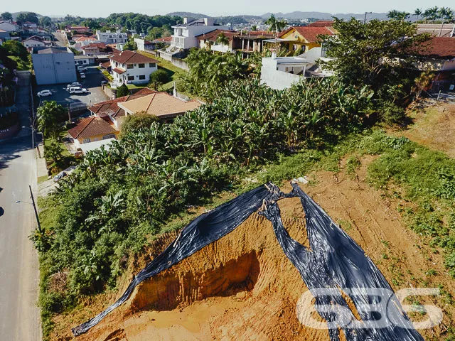 TERRENO COM 830m² À VENDA, NO BAIRRO ANITA GARIBAL