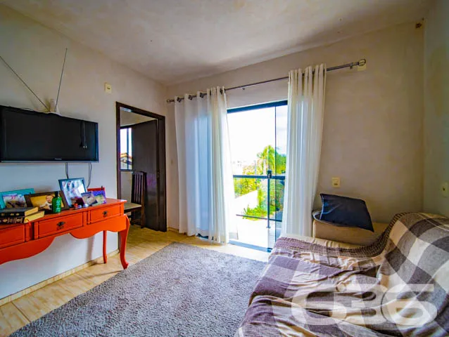 VENDE-SE IMĂVEL COM 2 QUARTOS NO BAIRRO PARANAGUAM