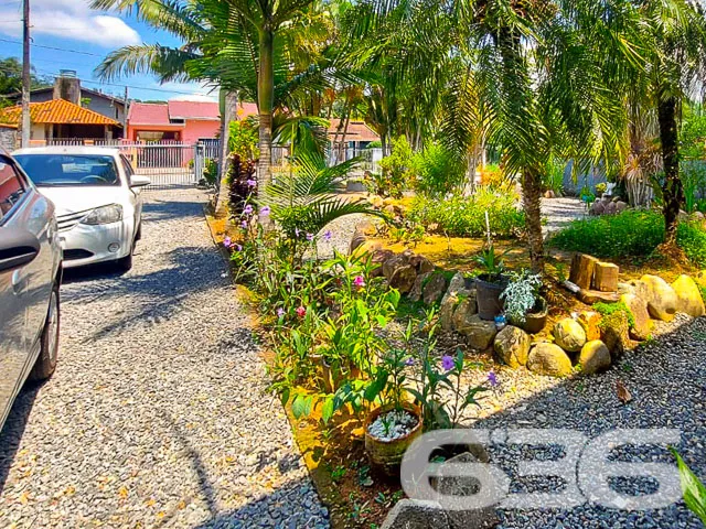 CASA GRANDE DE ESQUINA COM 1 SUĂTE E MAIS 2 QUARTO