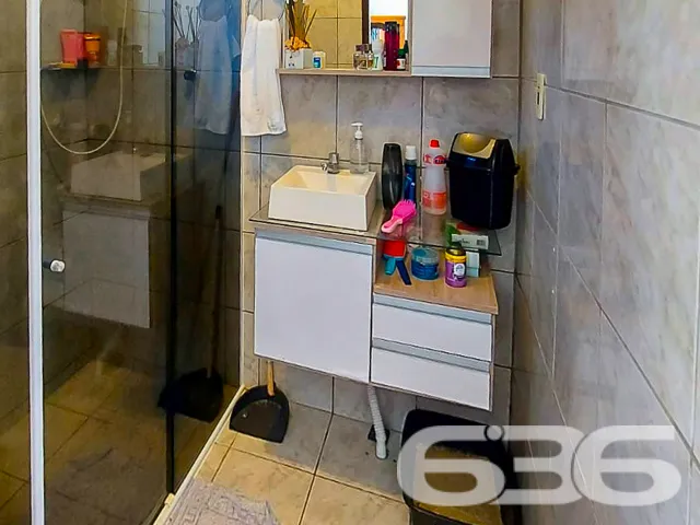 CASA GRANDE DE ESQUINA COM 1 SUĂTE E MAIS 2 QUARTO