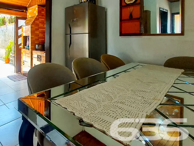 CASA GRANDE DE ESQUINA COM 1 SUĂTE E MAIS 2 QUARTO