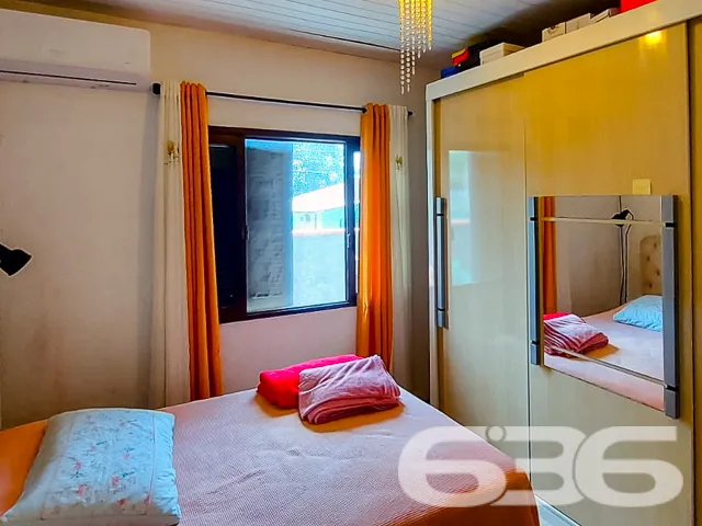CASA GRANDE DE ESQUINA COM 1 SUĂTE E MAIS 2 QUARTO