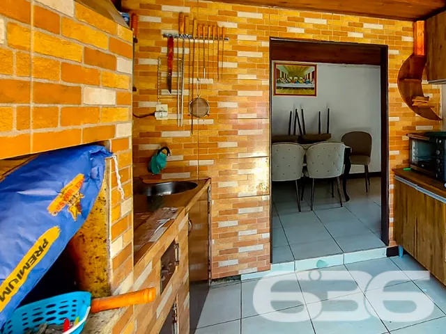 CASA GRANDE DE ESQUINA COM 1 SUĂTE E MAIS 2 QUARTO