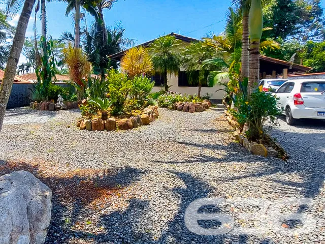 CASA GRANDE DE ESQUINA COM 1 SUĂTE E MAIS 2 QUARTO