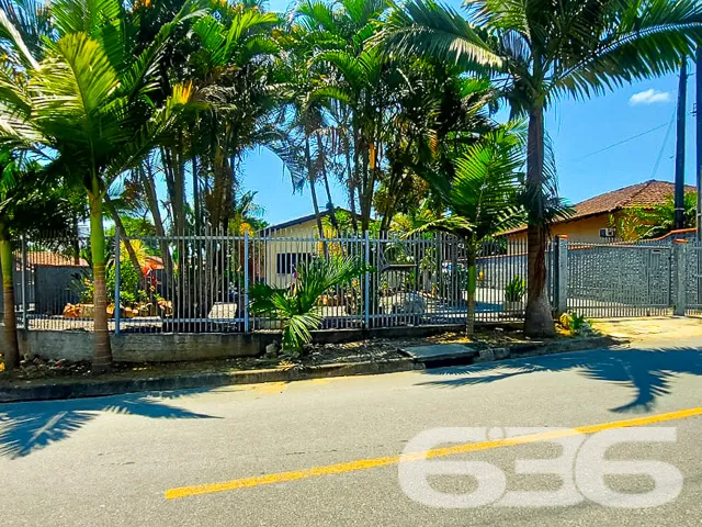 CASA GRANDE DE ESQUINA COM 1 SUĂTE E MAIS 2 QUARTO