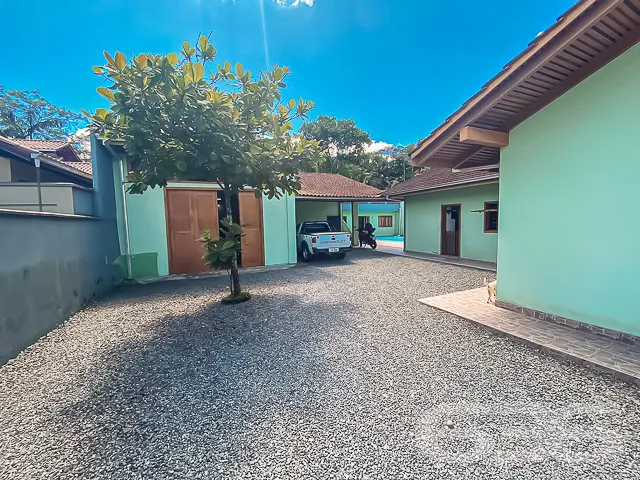 CASA COM 4 QUARTOS + EDĂCULA NO BAIRRO VILA NOVA -