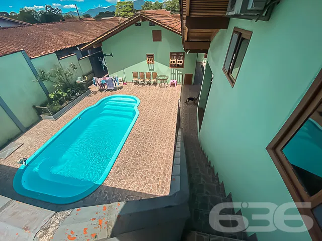 CASA COM 4 QUARTOS + EDĂCULA NO BAIRRO VILA NOVA -