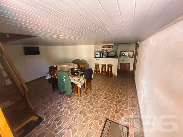 CASA COM 4 QUARTOS + EDĂCULA NO BAIRRO VILA NOVA -