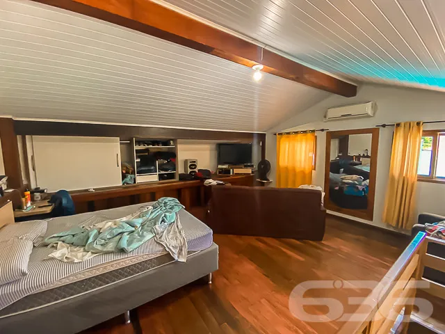 CASA COM 4 QUARTOS + EDĂCULA NO BAIRRO VILA NOVA -