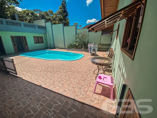 CASA COM 4 QUARTOS + EDĂCULA NO BAIRRO VILA NOVA -